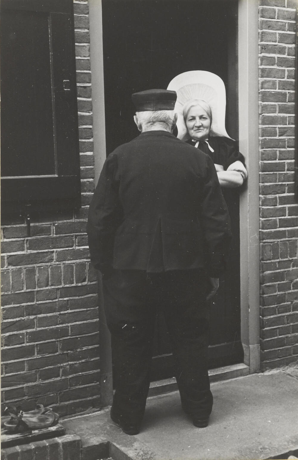 Man en vrouw in streekdracht, Huizen, 1945