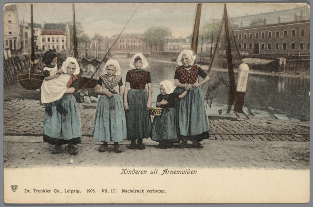 Kinderen in Arnemuider streekdracht aan de haven, 1894–1905