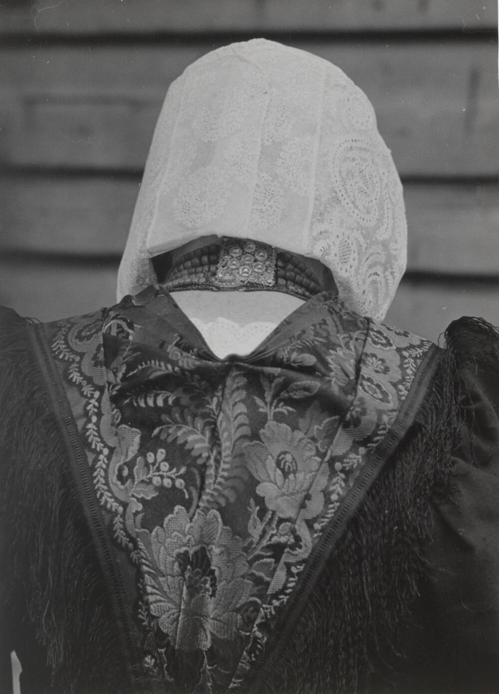 Mevrouw Van den Brink in streekdracht uit Eemnes, 1952