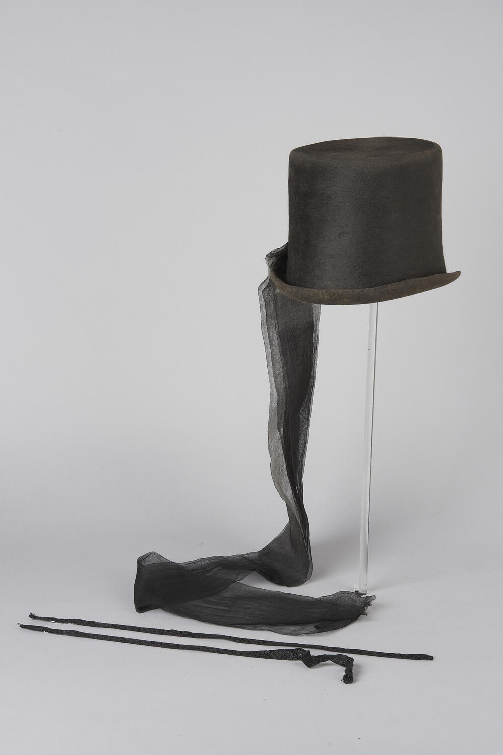 Tonhoed met rouwlamfer en bandjes, Walcheren, voor 1898