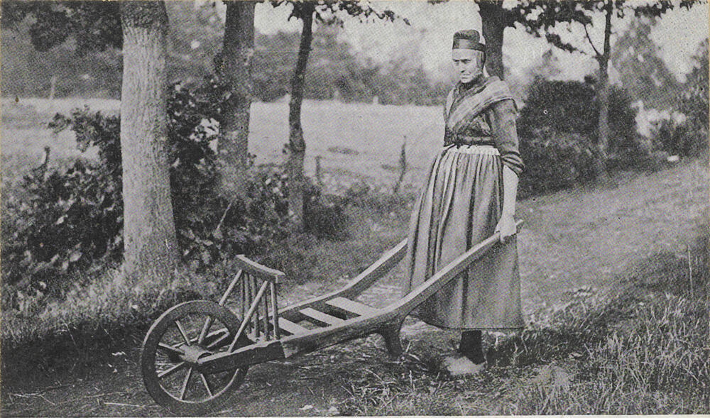 Grietje Koobs-van der Sluis in Staphorster dracht met kruiwagen