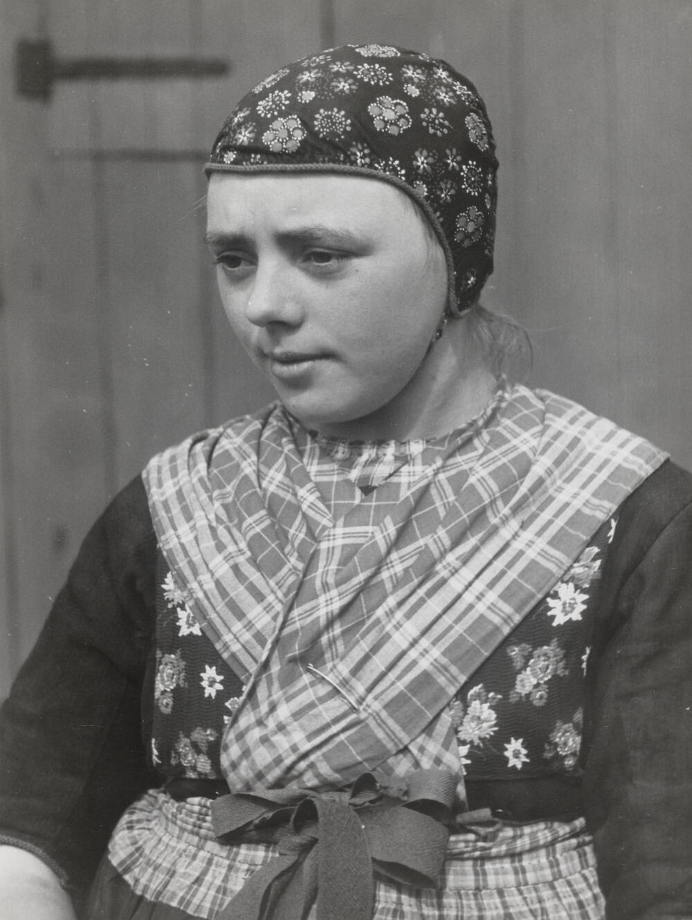 Beertje Veijer in daagse dracht, Rouveen, 1944