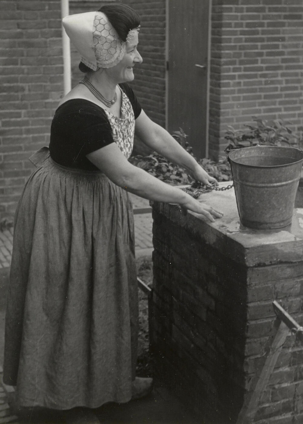 Willemina Minderhoud-Boogaard uit Westkapelle in Walcherse dracht, 1950