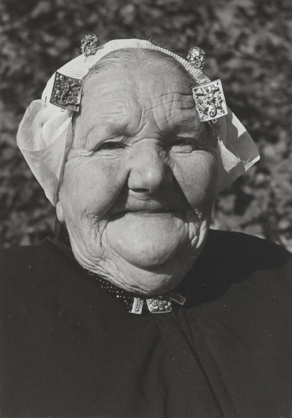 Elizabeth Duindam-Spaanderman in zondagse dracht, Noordwijk aan Zee, 1955
