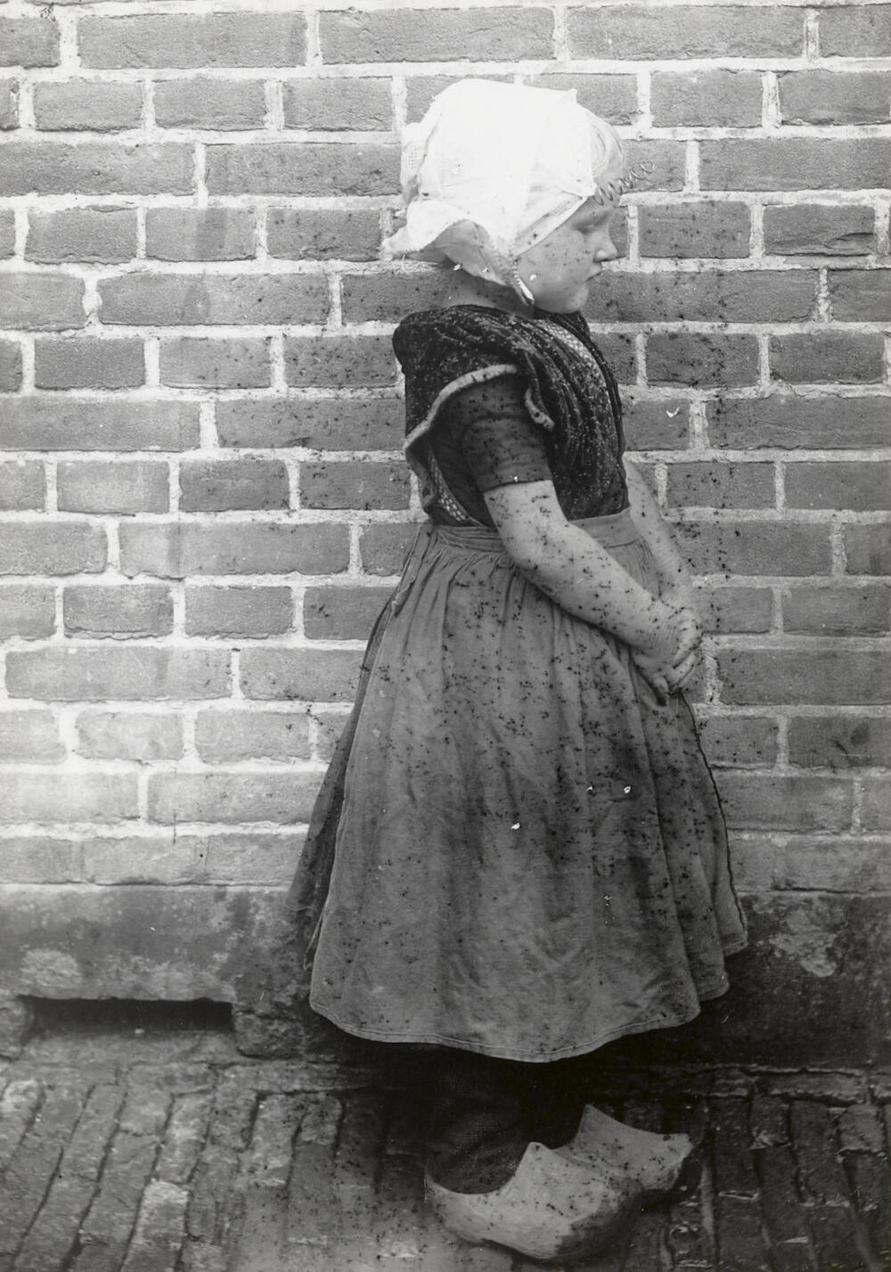 Meisje in Arnemuider streekdracht, 1913–1916