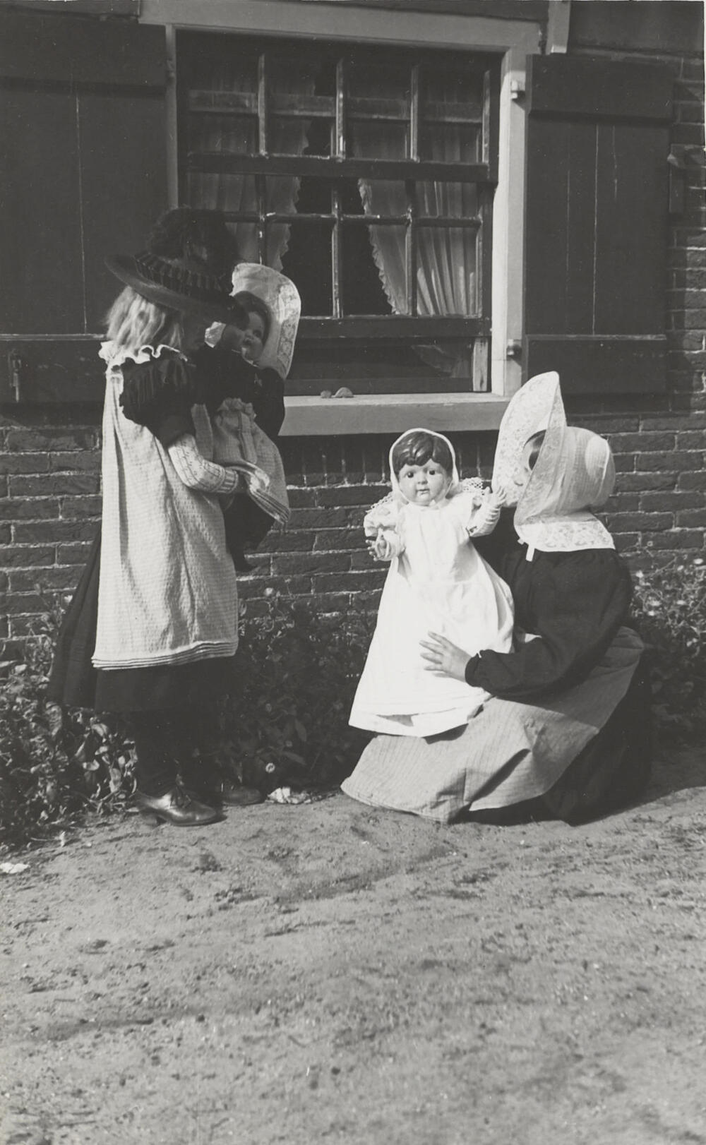 Meisjes en poppen in streekdracht, Huizen, 1945