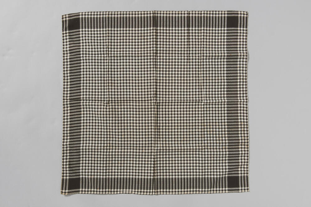 Geruite katoenen halsdoek voor de rouw, Friesland, voor 1969
