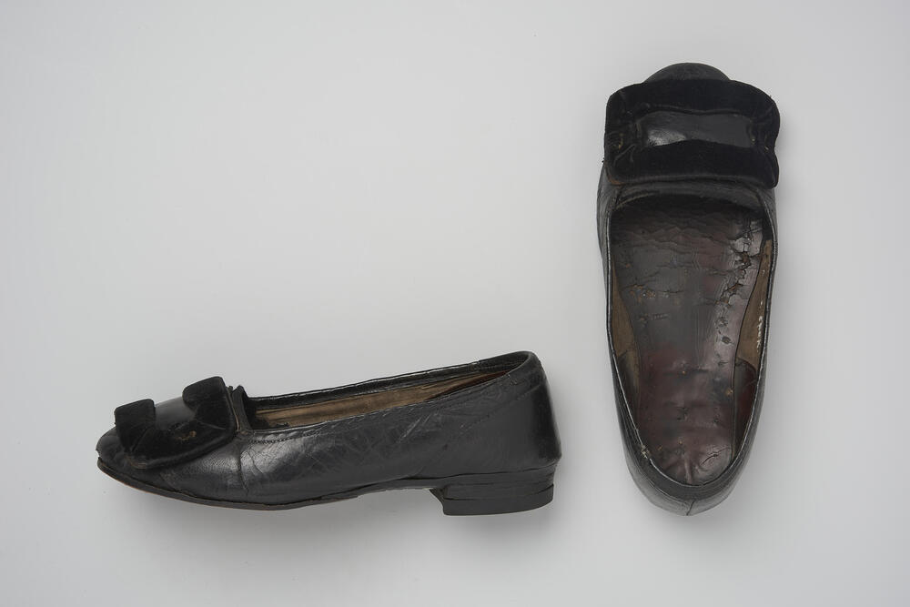 'Pantoffelschoenen' voor de rouw, Bunschoten-Spakenburg, voor 1963