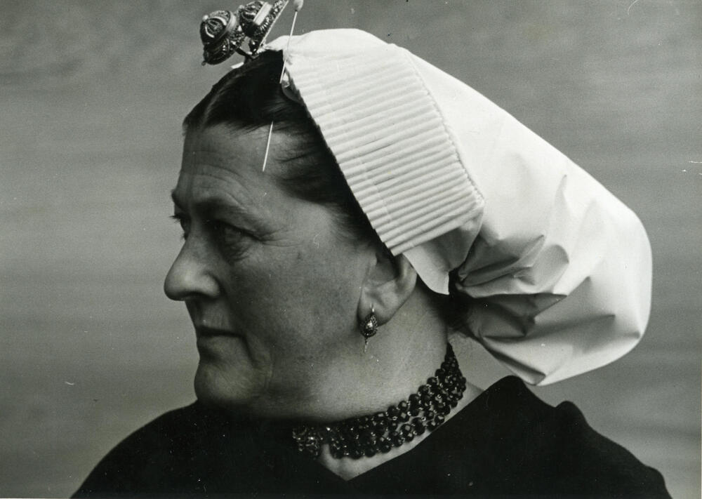 Vrouw in Scheveningse dracht, 1951