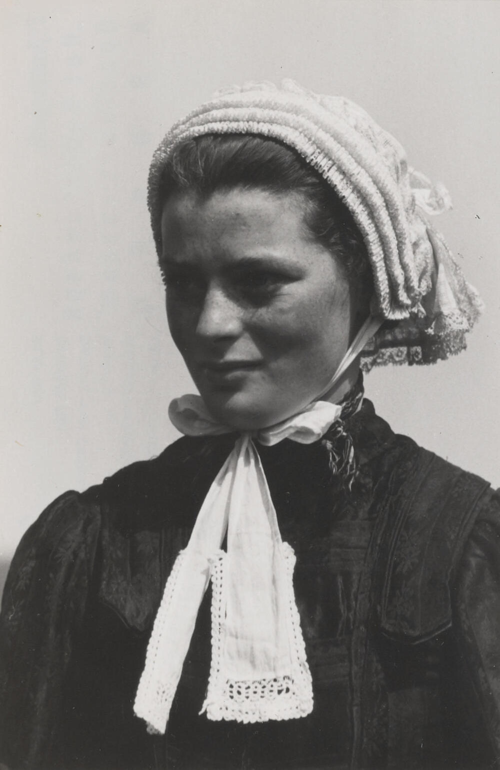 Vrouw verkleed in Drentse streekdracht, Oud Schoonebeek, 1946