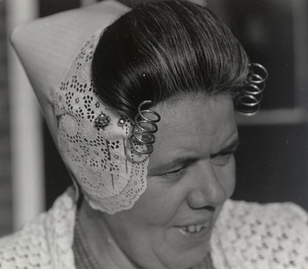 Martina de Vos uit Westkapelle in Walcherse dracht, 1950