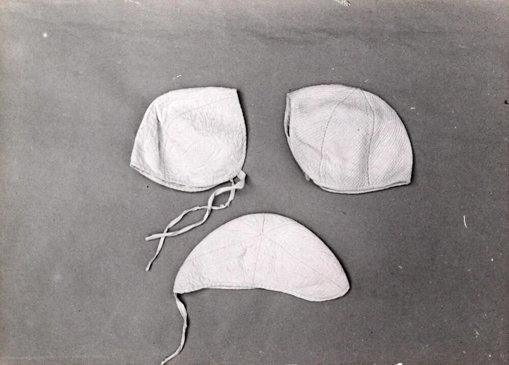 Kindermutsjes, vermoedelijk van Schokland, Kampen, 1946