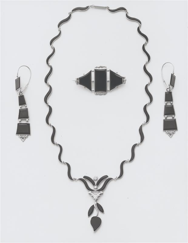 Parure bestaande uit collier, twee oorhangers en broche