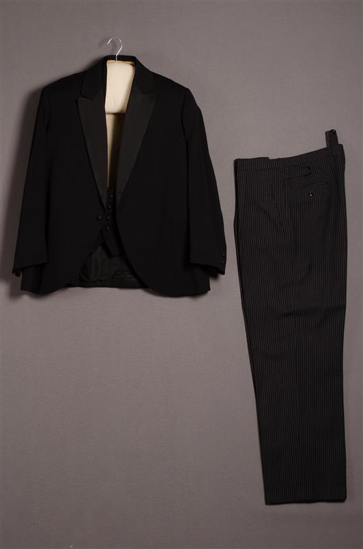 Driedelig herenensemble bestaande uit jas, broek en vest (smoking)