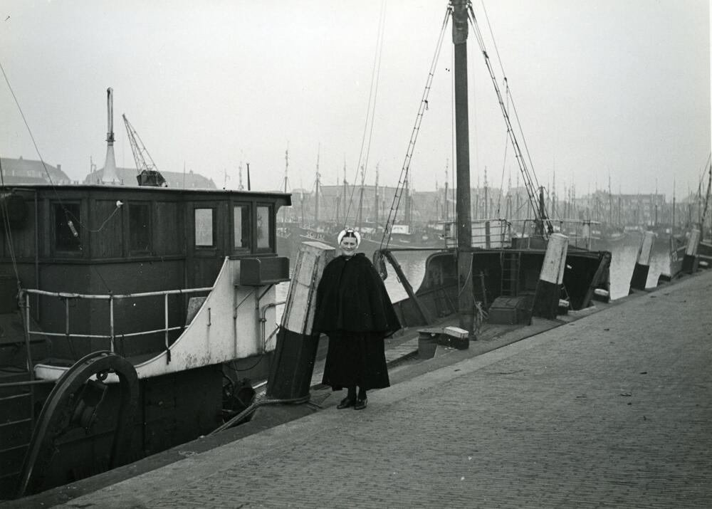 Vrouw in Scheveningse dracht, 1951