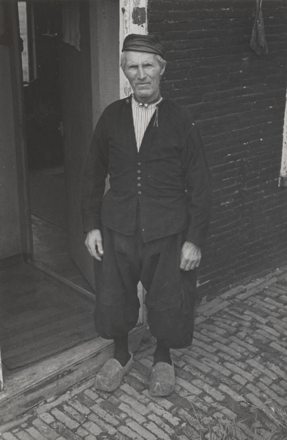 Man in Volendammer dracht, 1946