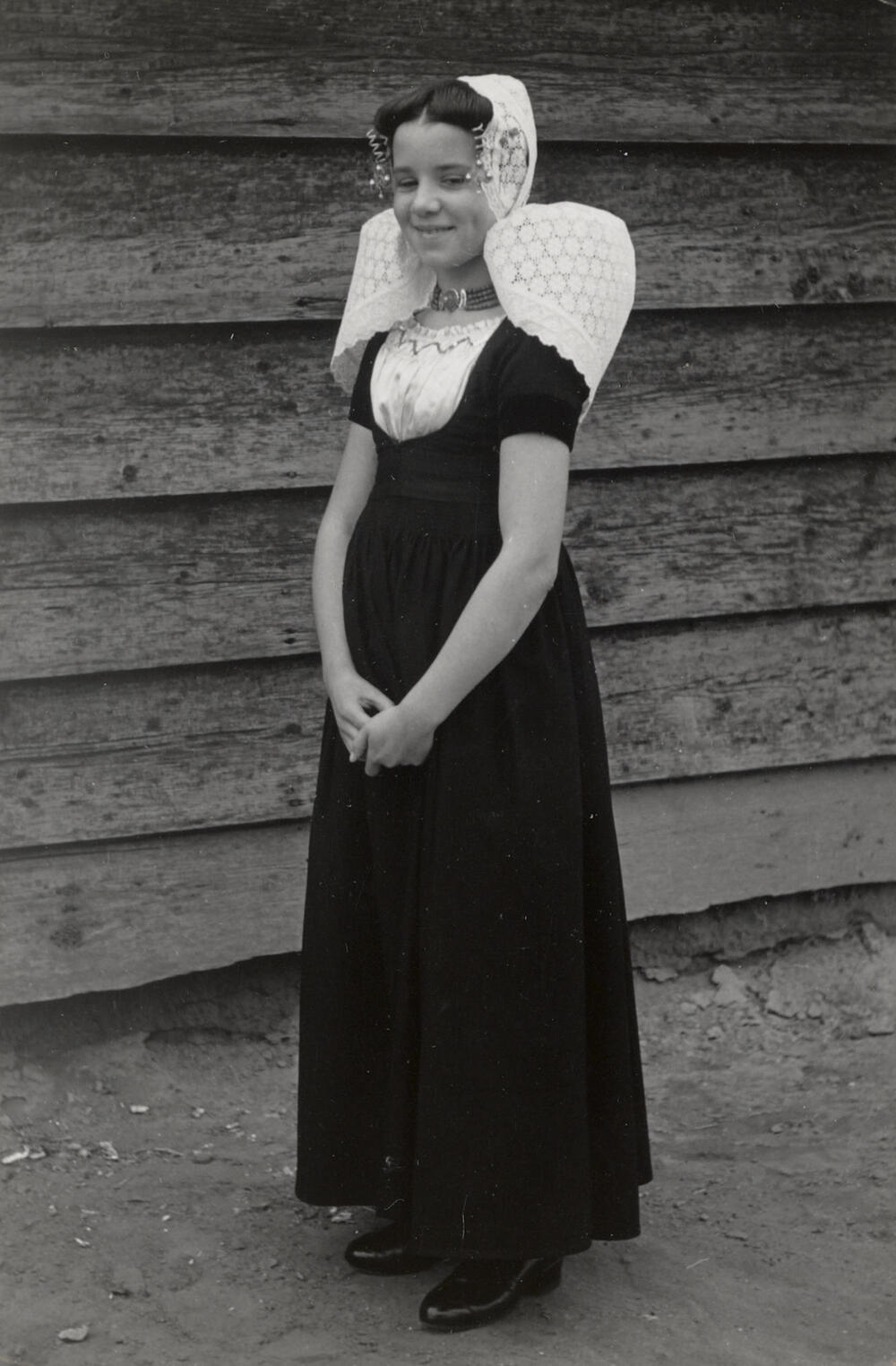 Kornelia Minderhoud uit Westkapelle in Walcherse dracht, 1950