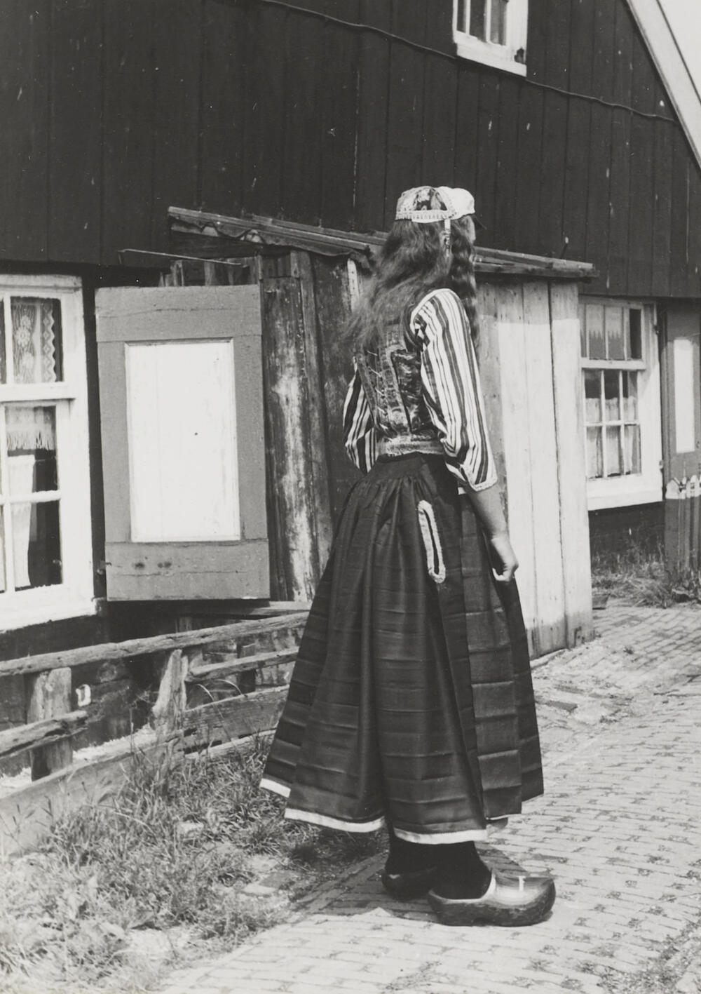 Geertje Pereboom in Marker dracht, 1943
