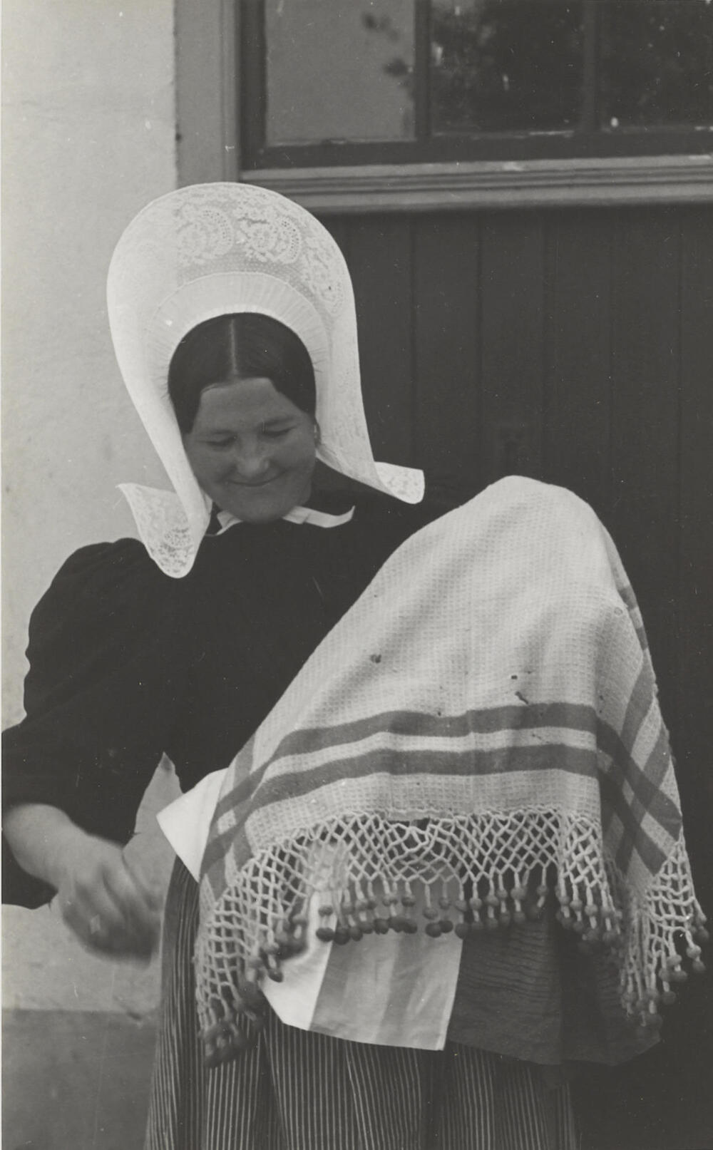 Vrouw en dopeling in streekdracht, Huizen, 1945