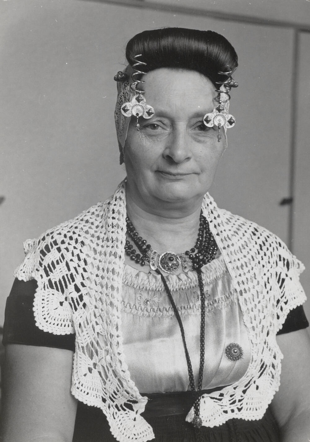 Mevrouw Dekker uit Middelburg in Walcherse dracht, 1957