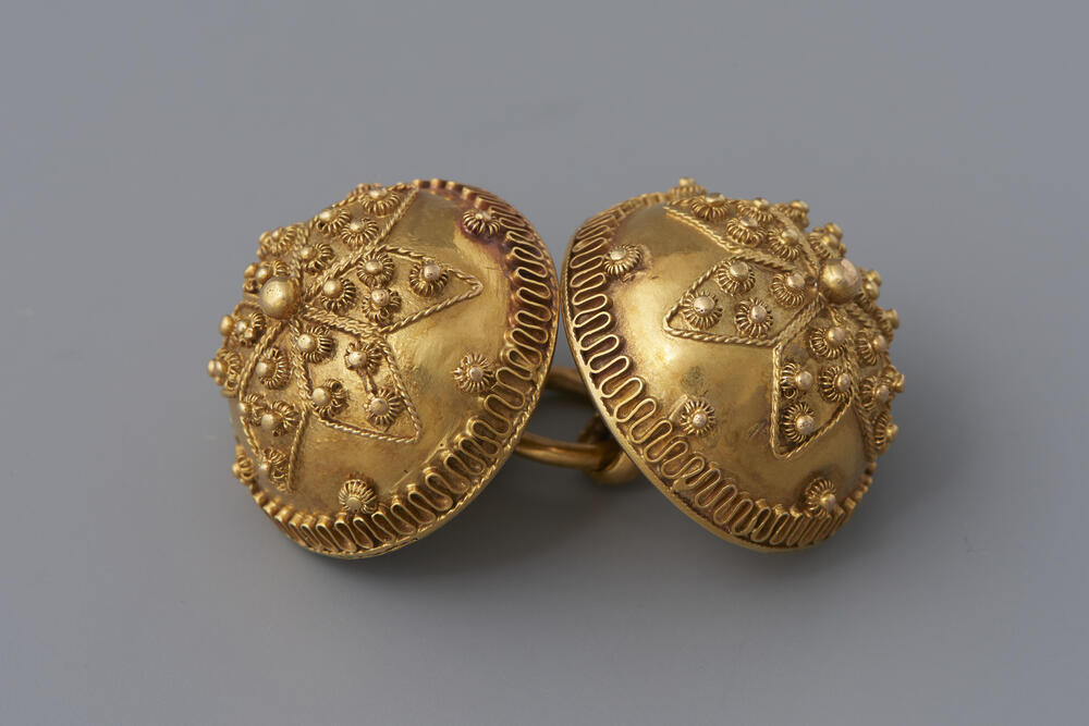Paar gouden keelknopen, Arnemuiden, 1853–1906