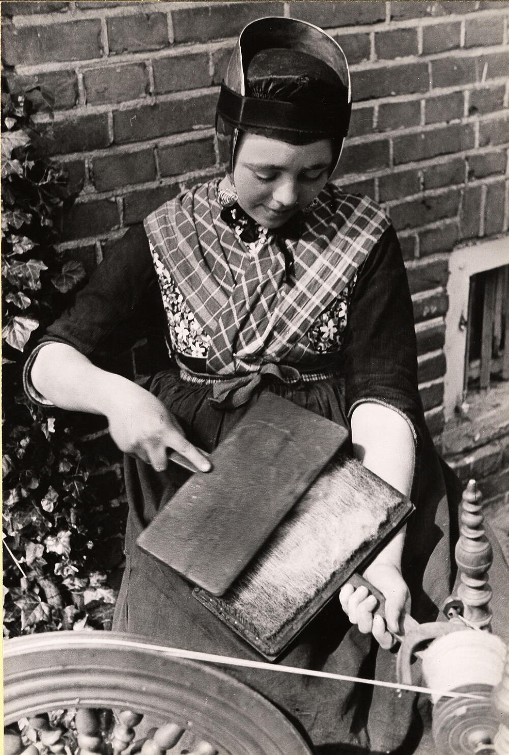 Kaarden van wol, Rouveen, 1944