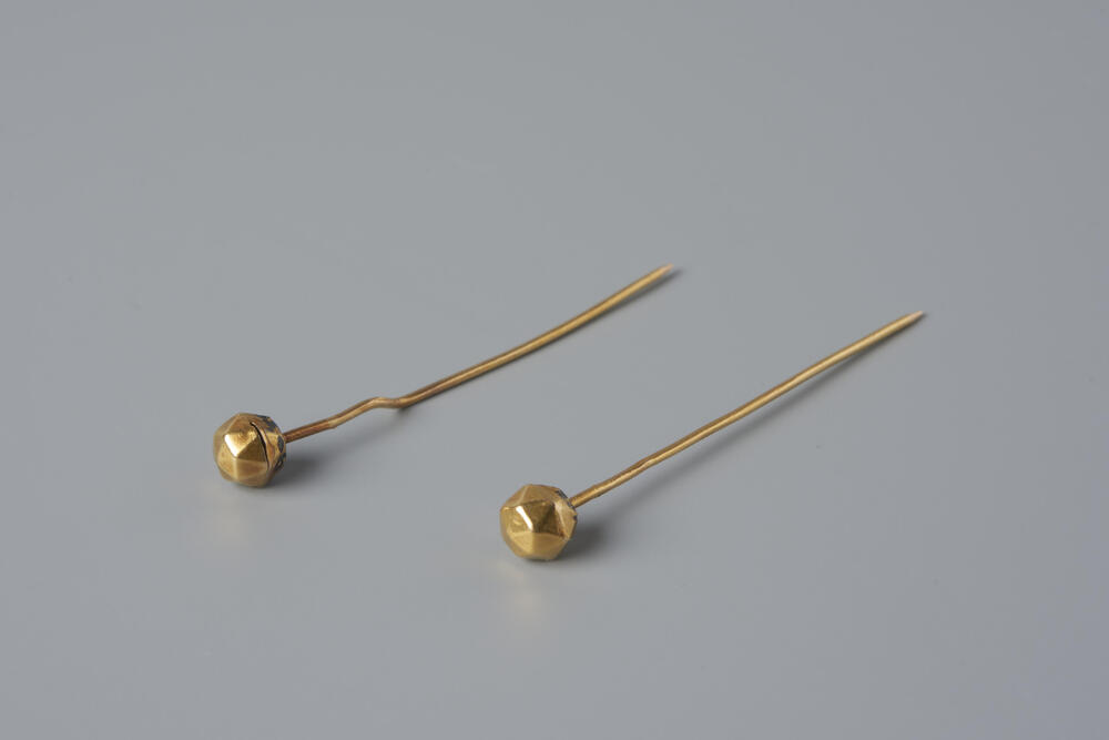 Paar gouden mutsenspelden, Walcheren, 1925–1930