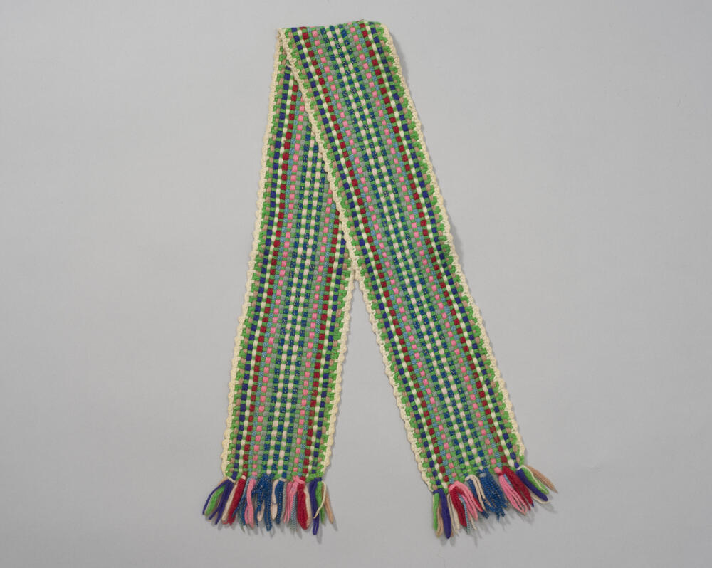Geweven dasje voor een vrouw, Marken, 1940–1970