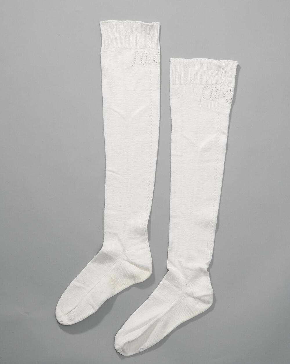 Witte kousen met initialen, Blaricum, voor 1949