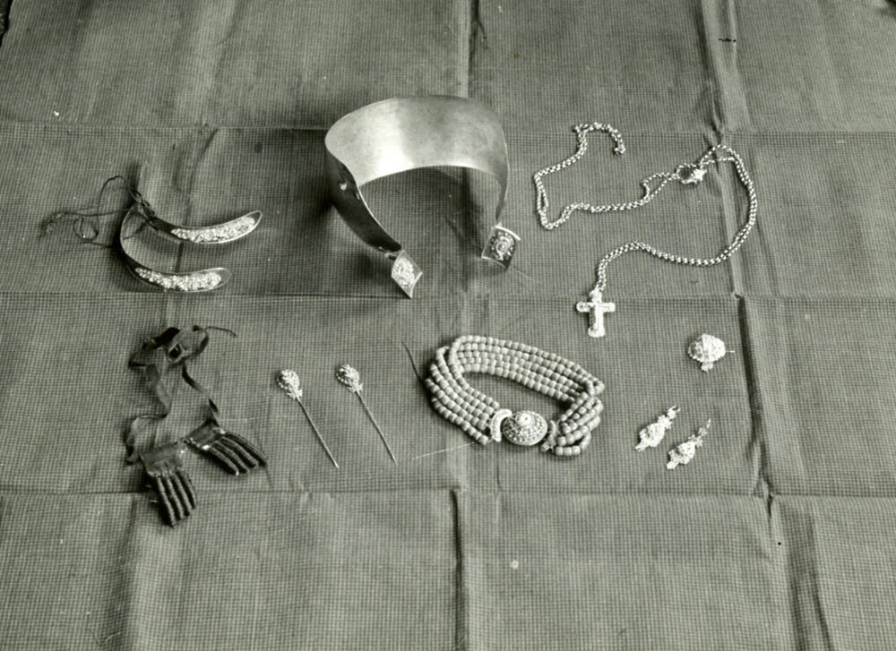Sieradenset van vrouw in streekdracht uit Blaricum, 1952