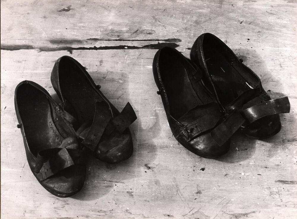 Twee paar vrouwenschoenen, Staphorst, 1944