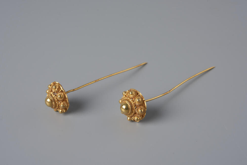 Paar gouden mutsenspelden, Walcheren, 1915–1953