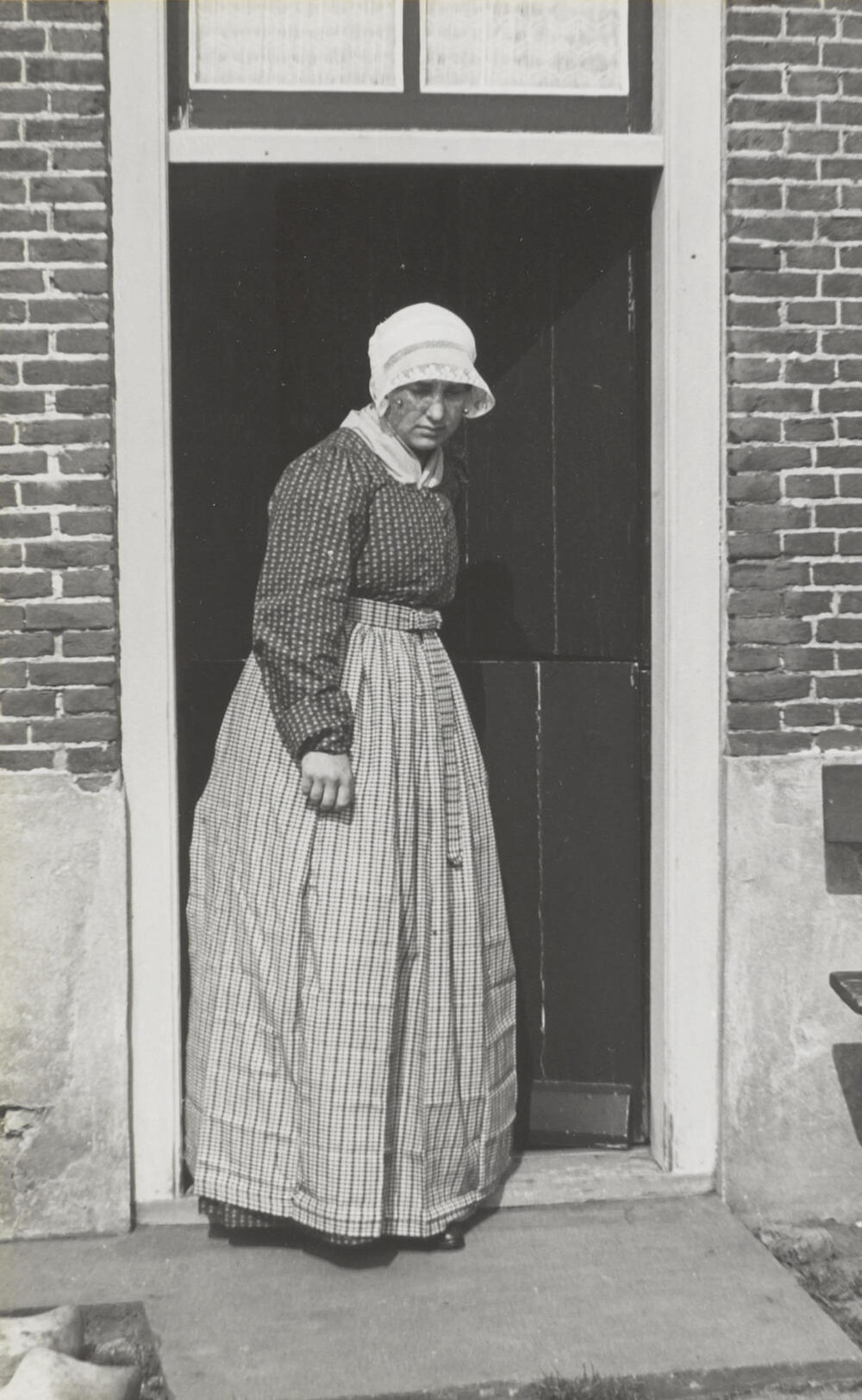 Vrouw verkleed in streekdracht, Huizen, 1945