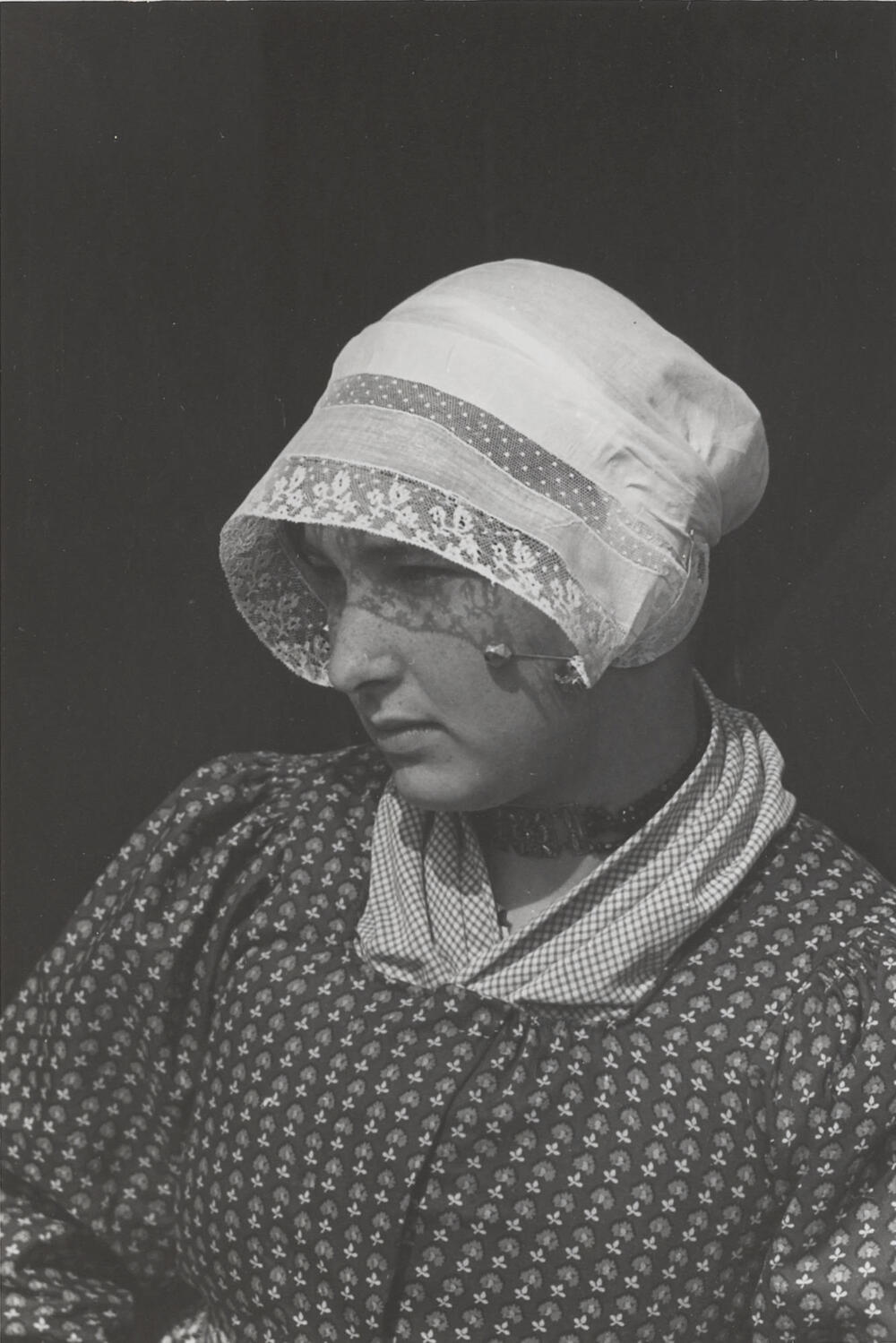 Vrouw verkleed in streekdracht, Huizen, 1945