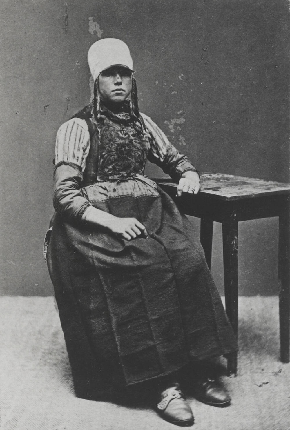 Vrouw in Marker dracht, circa 1880