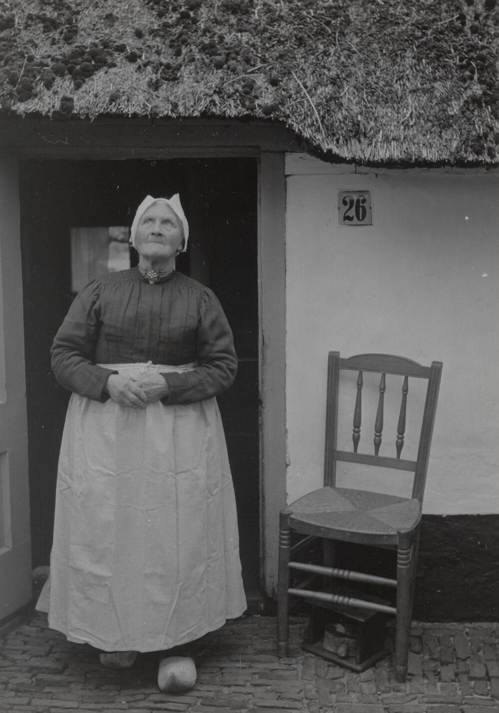 Antje Dorresteijn-Kuijer in streekdracht uit Soest, 1952