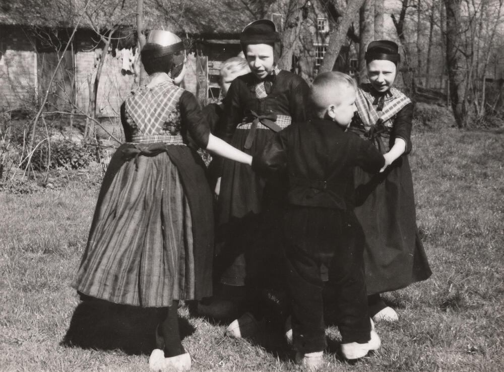Spelende kinderen, Rouveen, 1944