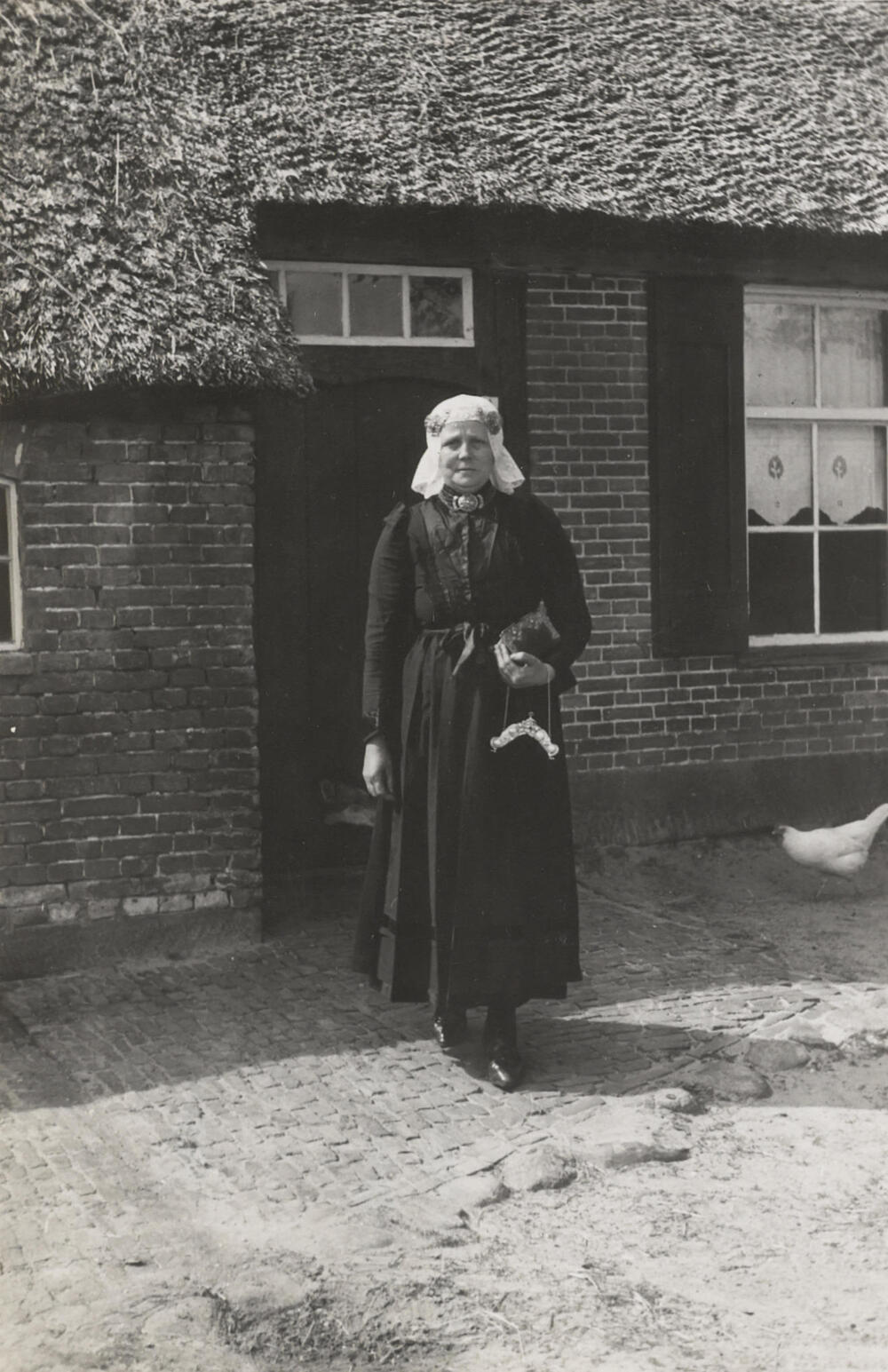 Vrouw verkleed in Drentse dracht, Oud Schoonebeek, 1946