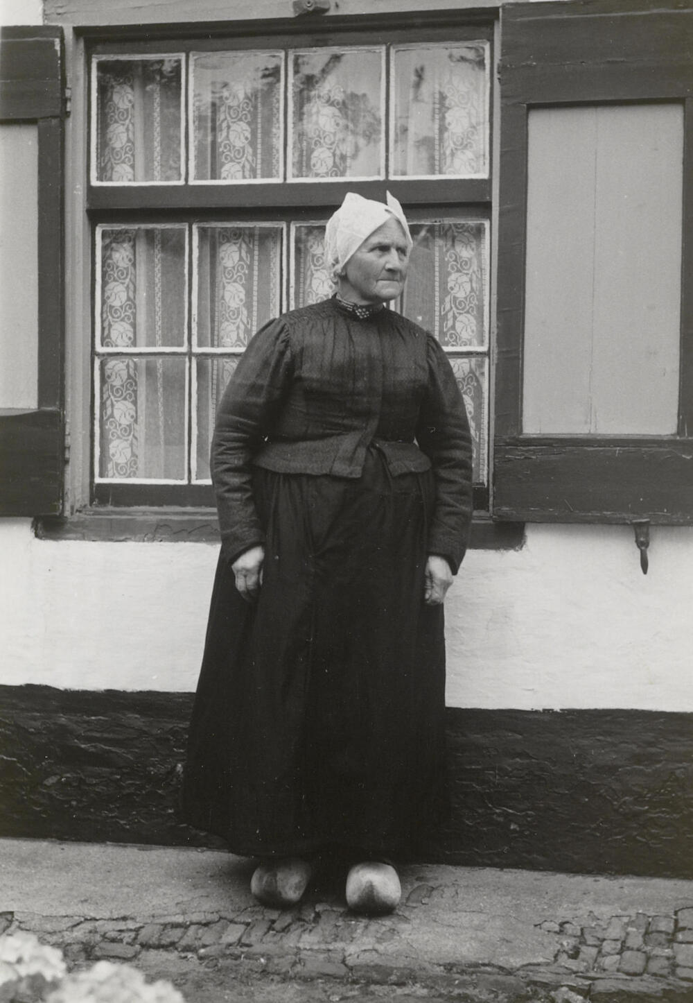 Antje Dorresteijn-Kuijer in streekdracht uit Soest, 1952