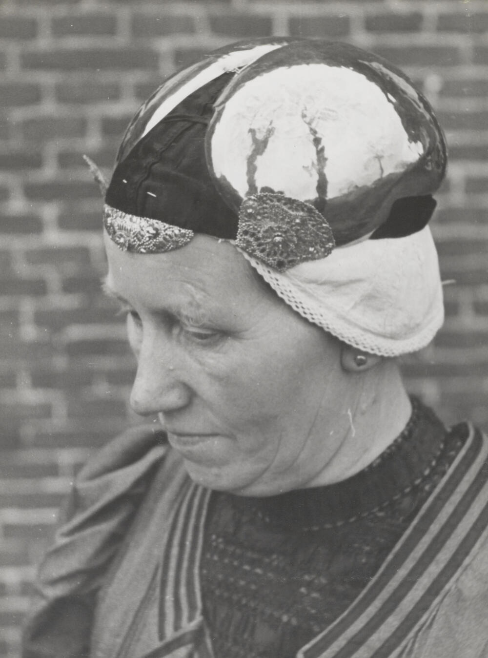 Vrouw in Drentse streekdracht, Hooghalen, 1944
