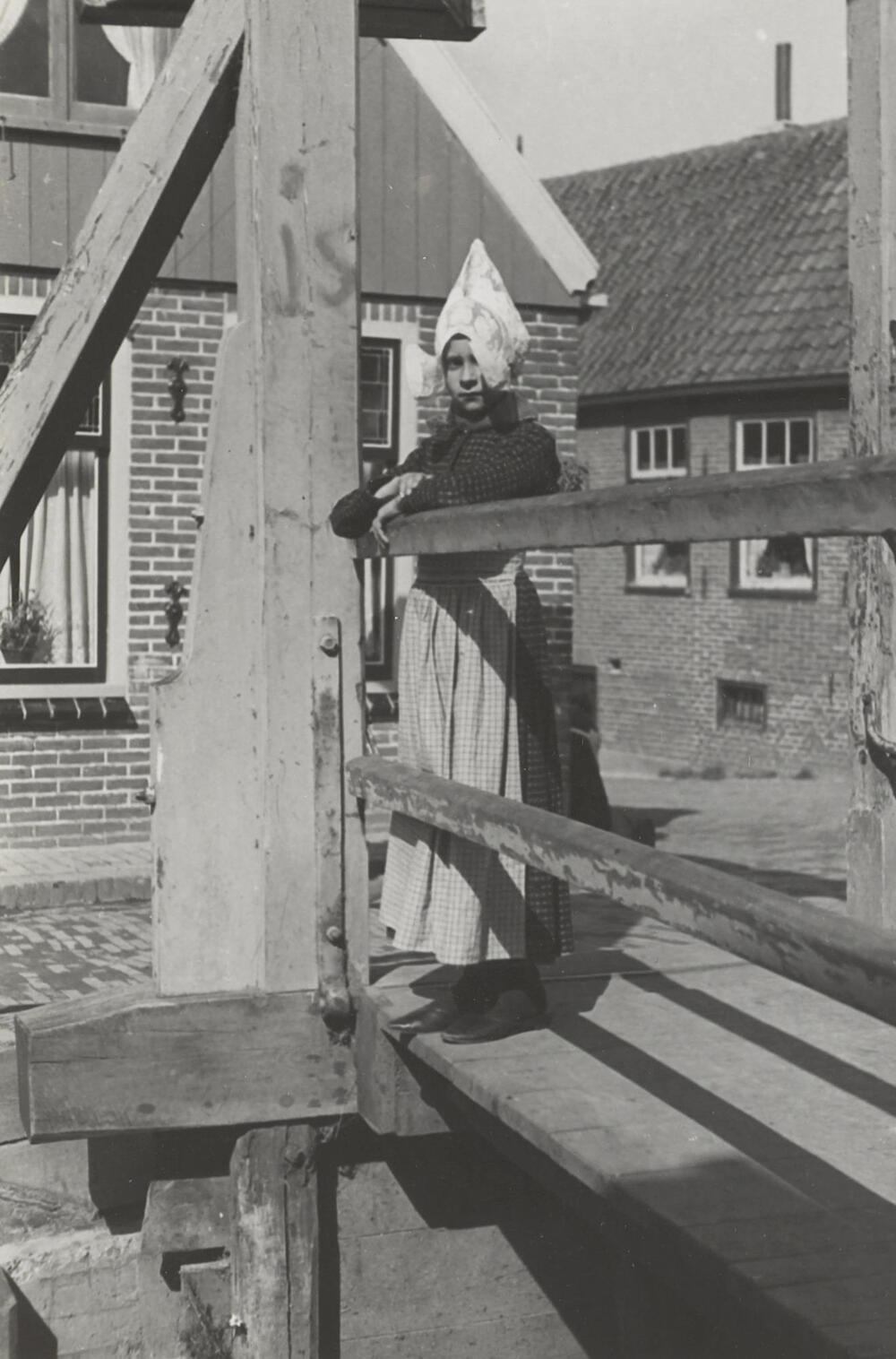 Meisje in Volendammer streekdracht, 1946
