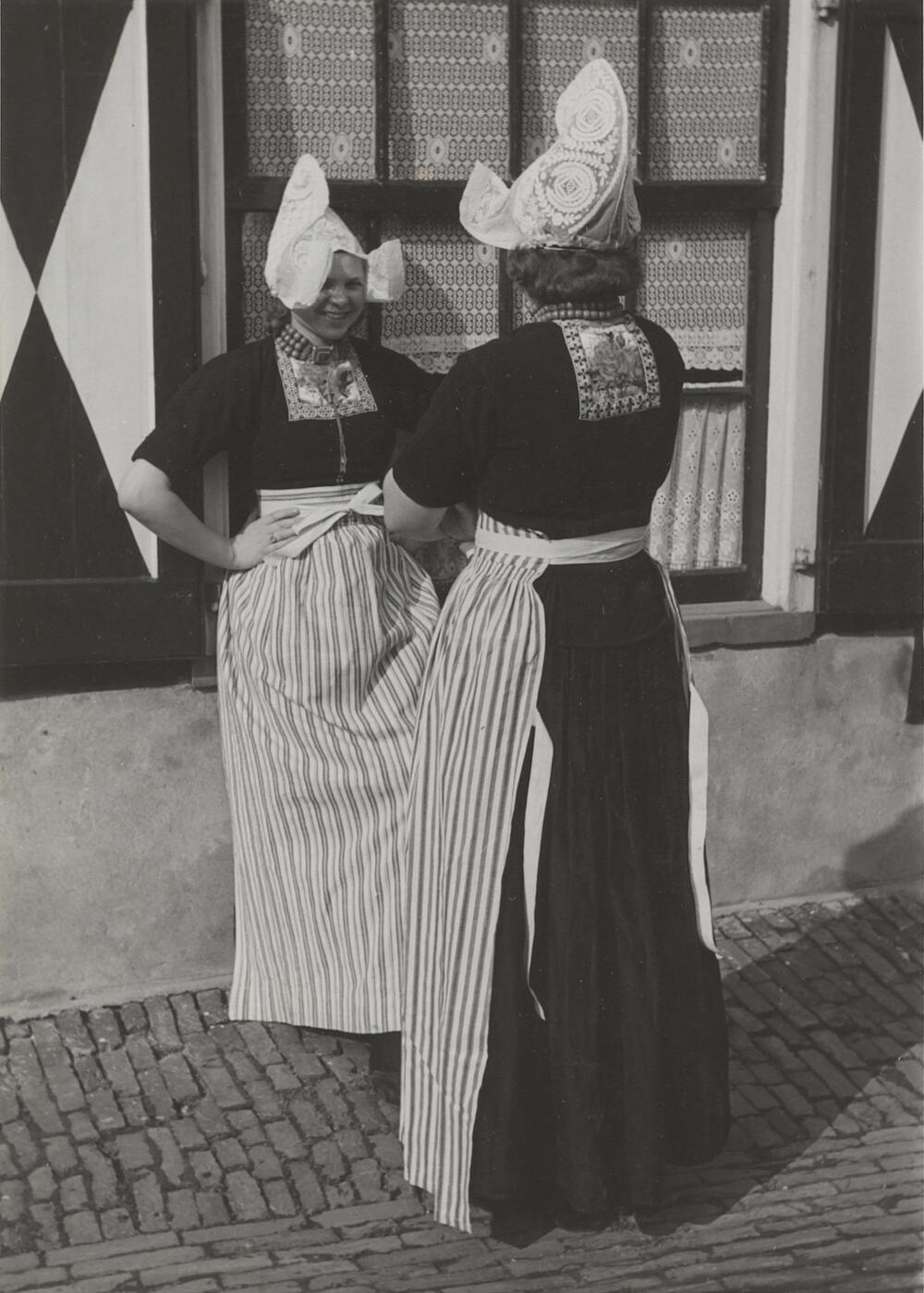 Meisjes in Volendammer dracht, 1951