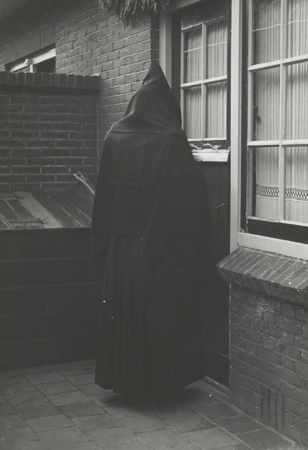 Vrouw in streekdracht, Huizen, 1945