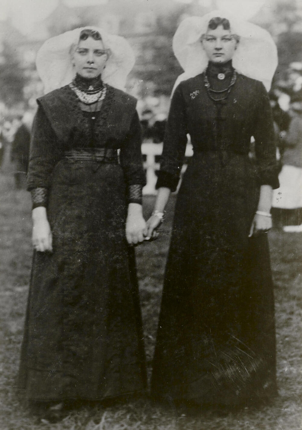 Twee vrouwen uit Bruinisse in Duivelandse dracht, 1913