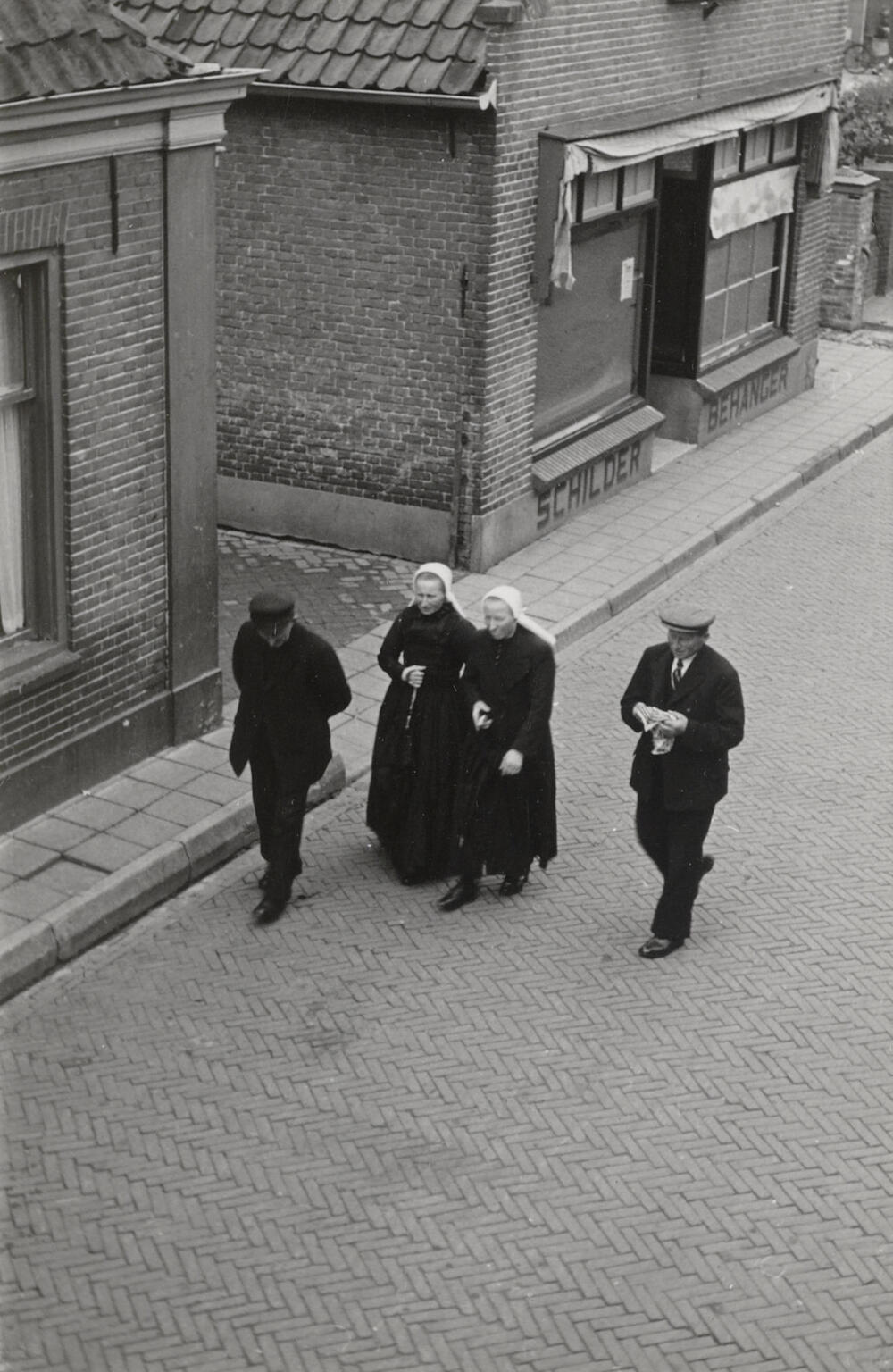 Uitgaan van de kerk, Ommen, 1946