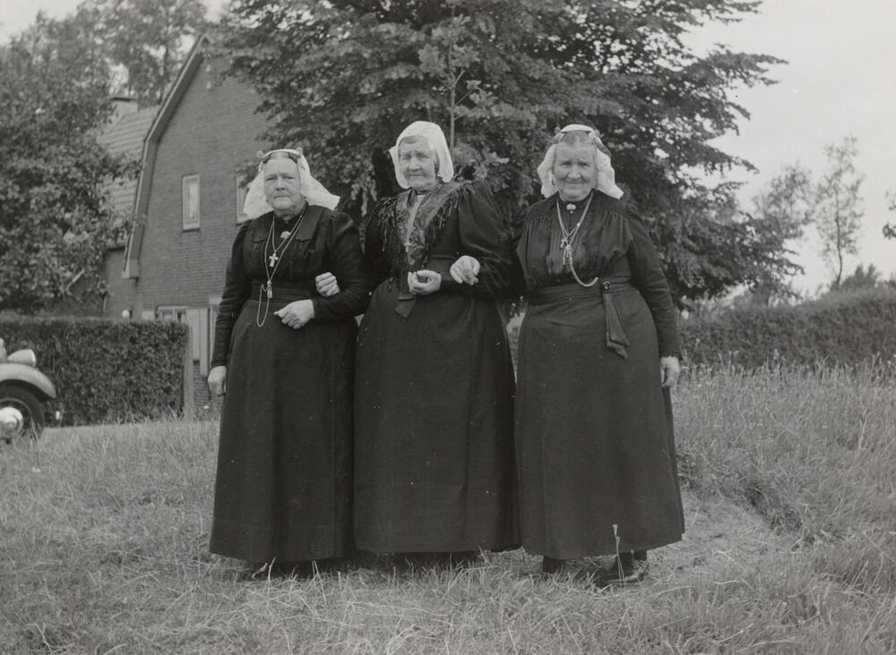 Drie vrouwen in streekdracht uit Eemnes, 1952