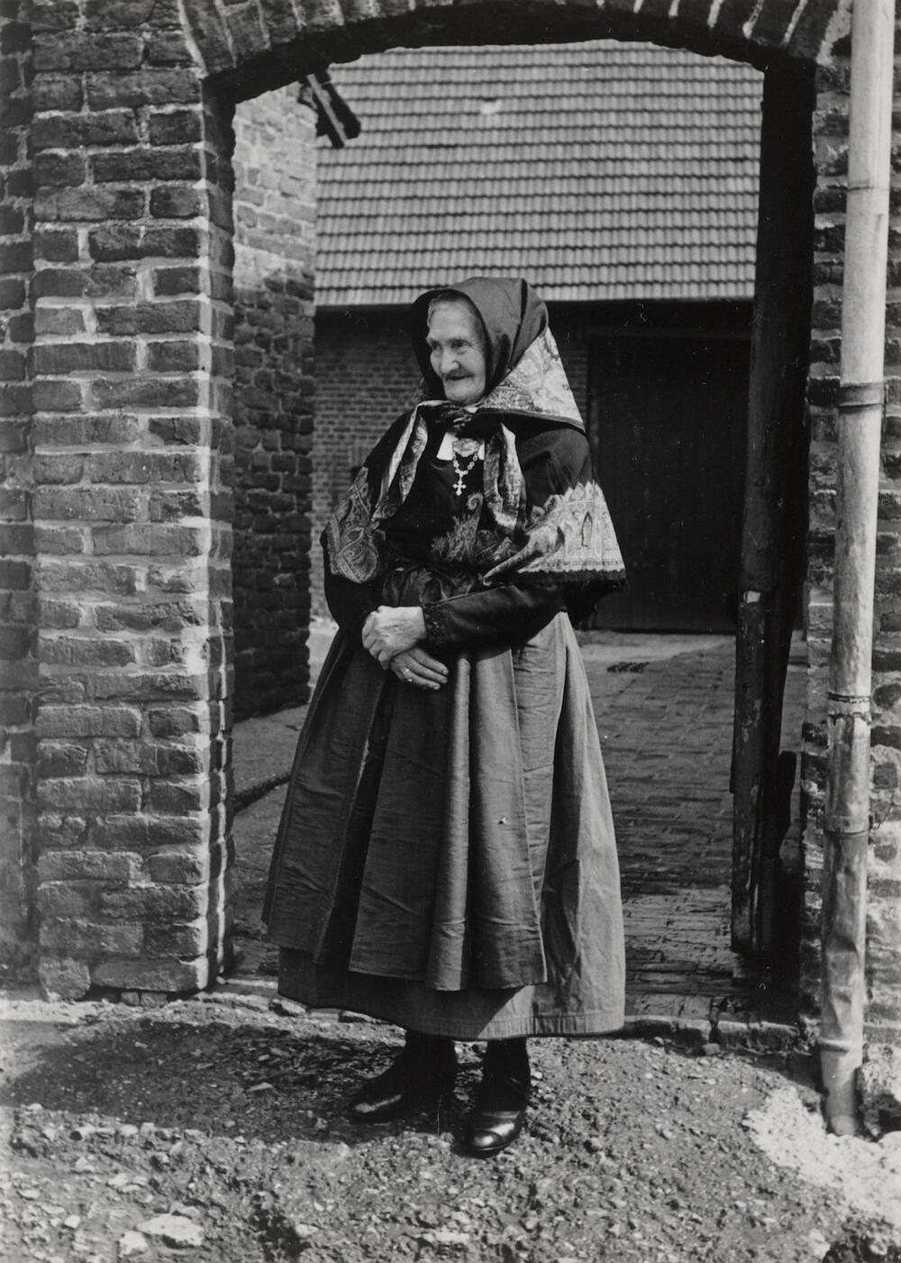Vrouw in streekdracht uit Stein, 1952