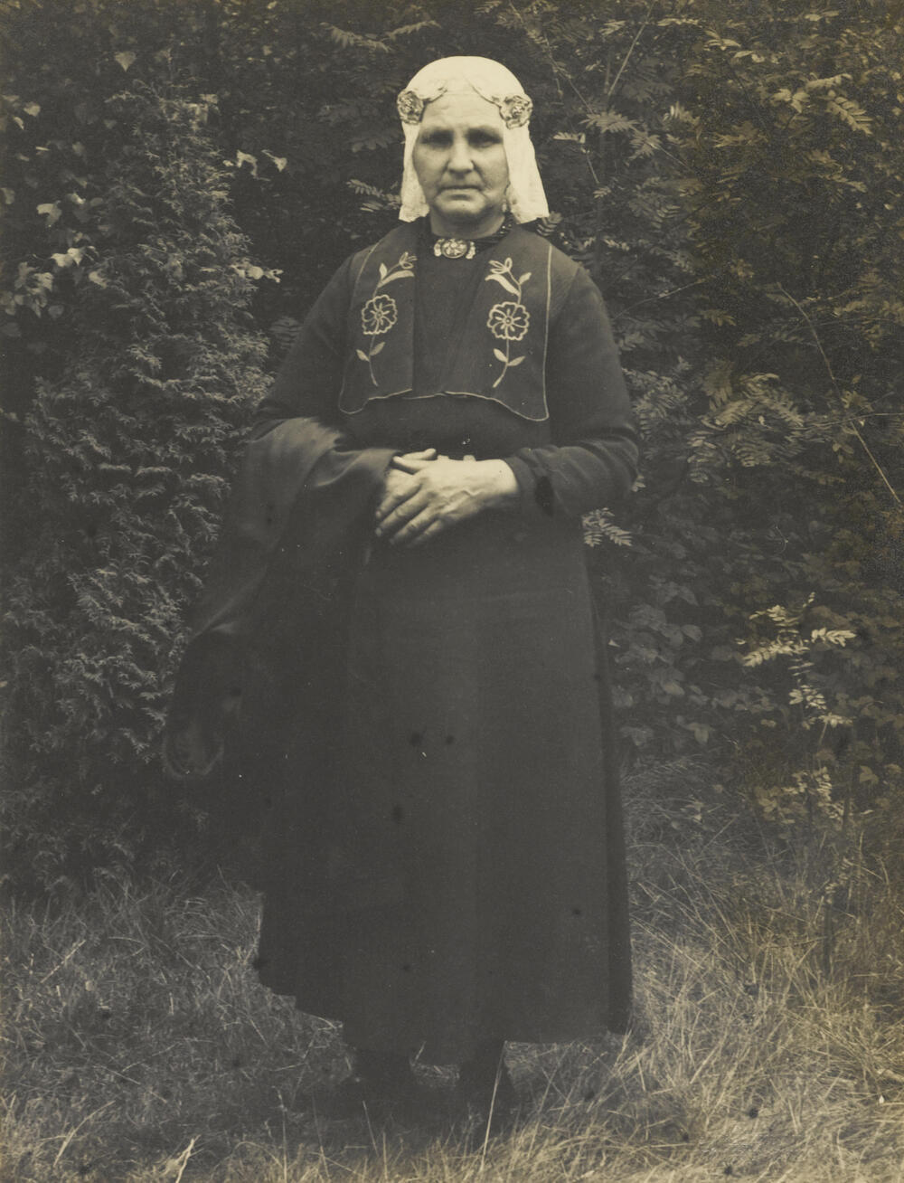Vrouw uit Uffelte in Drentse streekdracht, 1943