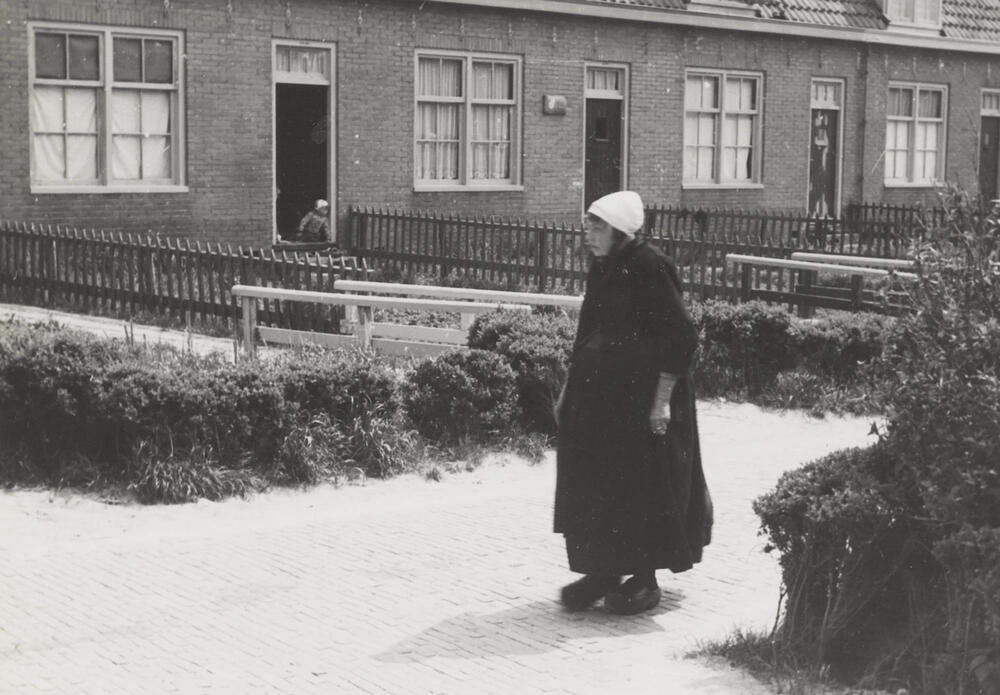Vrouw in begrafenisdracht, Marken, 1943