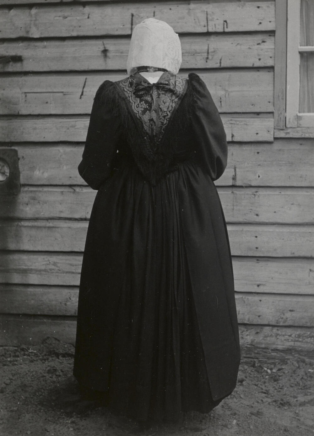 Mevrouw Van den Brink in streekdracht uit Eemnes, 1952